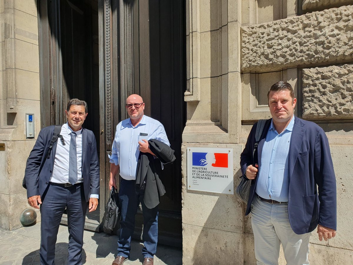 La Coopération Agricole - Vignerons Coopérateurs (@vigneronscoop) on Twitter photo 🍇🍷🥂 Rencontre des Vignerons Coopérateurs de France avec le ministre <a href="/MFesneau/">Marc Fesneau</a>
La #viticulture des territoires vivants pour porter les sujets d’actualité viticole.
#distillation #reglementSUR #HVE #fiscalité #mildiou #sécheresse #vin #PlusFortsEnCoop 🍇🍷🥂 Rencontre des Vignerons Coopérateurs de France avec le ministre <a href="/MFesneau/">Marc Fesneau</a>
La #viticulture des territoires vivants pour porter les sujets d’actualité viticole.
#distillation #reglementSUR #HVE #fiscalité #mildiou #sécheresse #vin #PlusFortsEnCoop