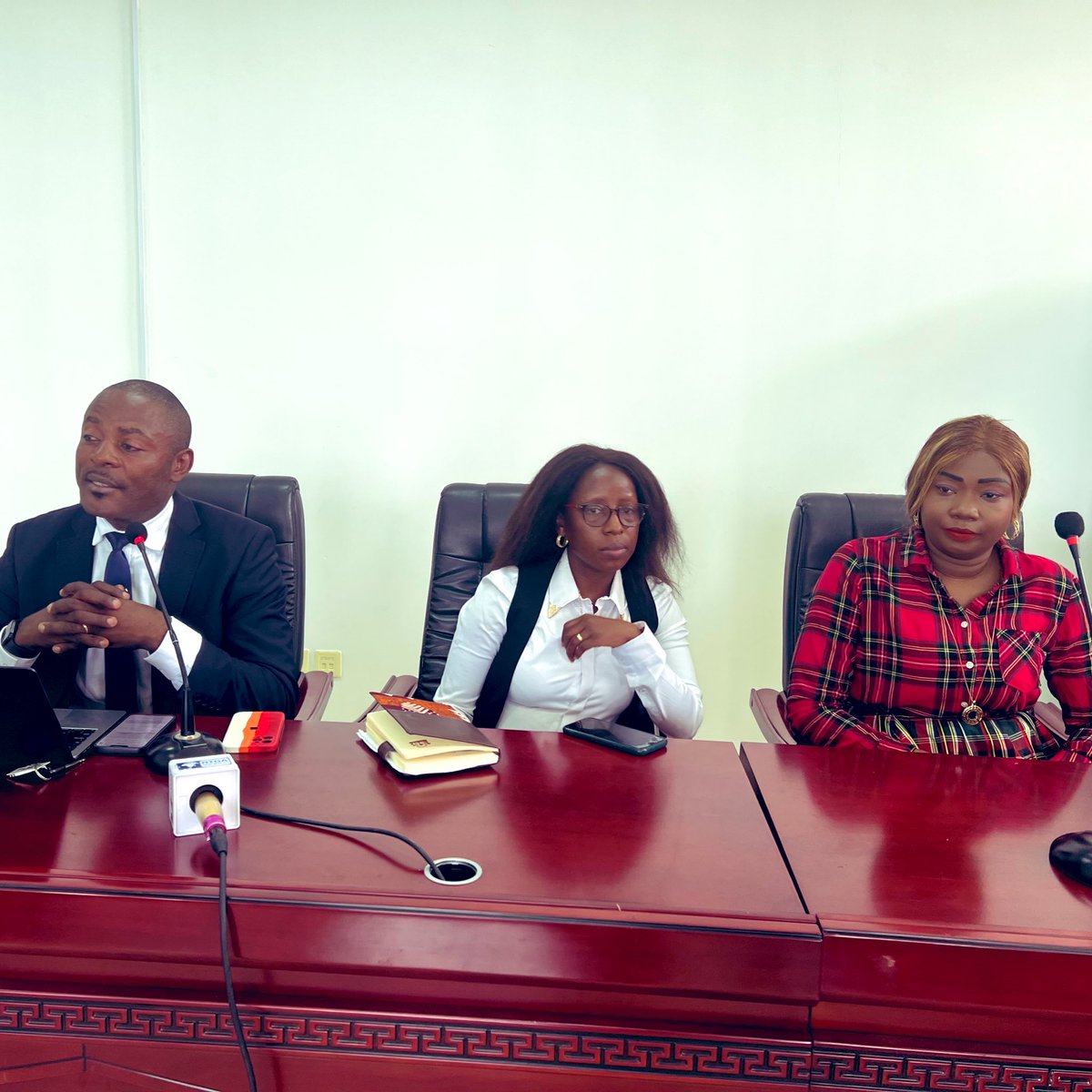 afiamama's tweet photo. Face aux députés, acteurs(trices) #OSC, prestataires sanitaires, communautaires&agents du système judiciaire notre #champion_DSSR Me @kwambatshingej présente l’argumentaire sur la nécessité pour le parlement de légiférer sur l’intégration #ProtocolMaputo dans le #CodePénal_RDC https://t.co/hp7cH5j03V