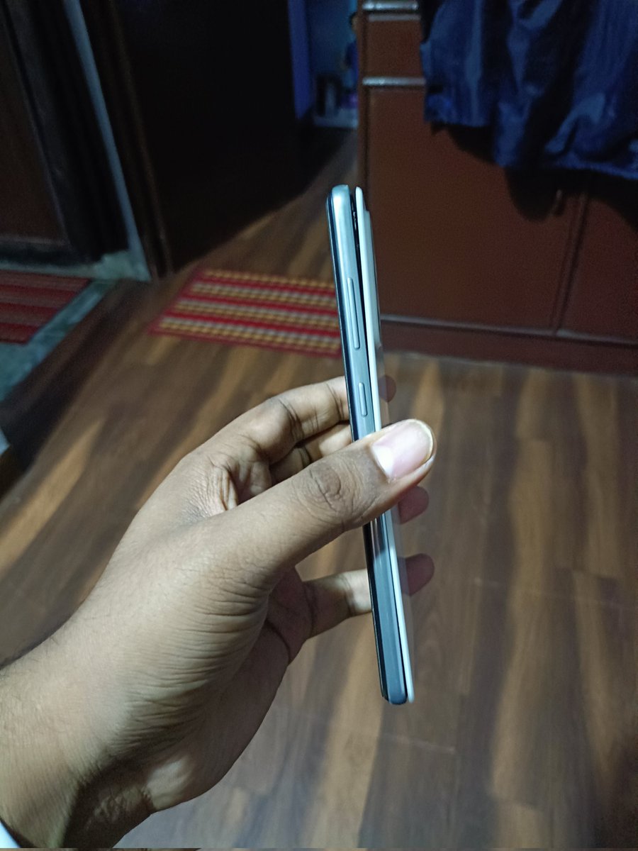 a_fresh_shinobi's tweet image. My partner&apos;s Samsung Galaxy A52 just after 2 years of usage. 💀 What will people do with 4 years of updates if the hardware itself doesn&apos;t last that long. 🤡