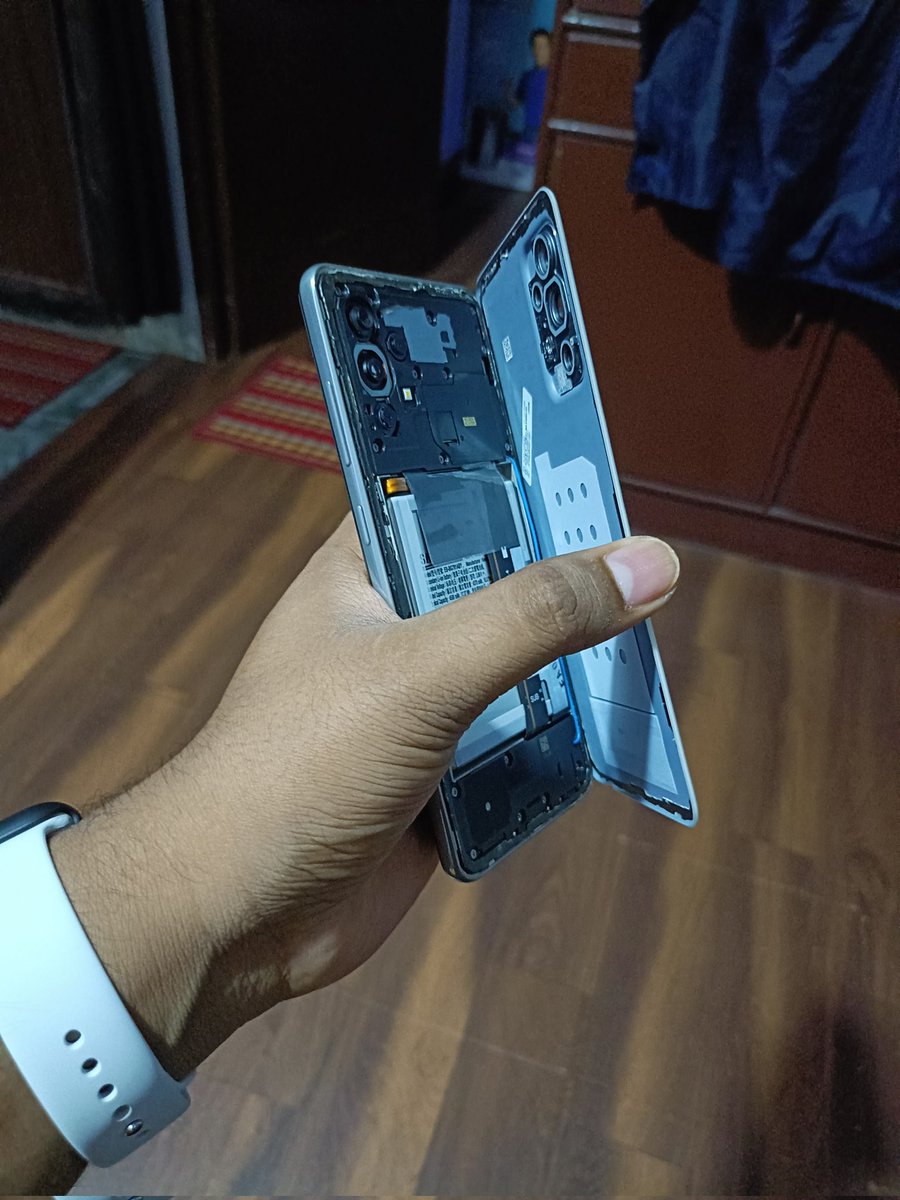 a_fresh_shinobi's tweet image. My partner&apos;s Samsung Galaxy A52 just after 2 years of usage. 💀 What will people do with 4 years of updates if the hardware itself doesn&apos;t last that long. 🤡
