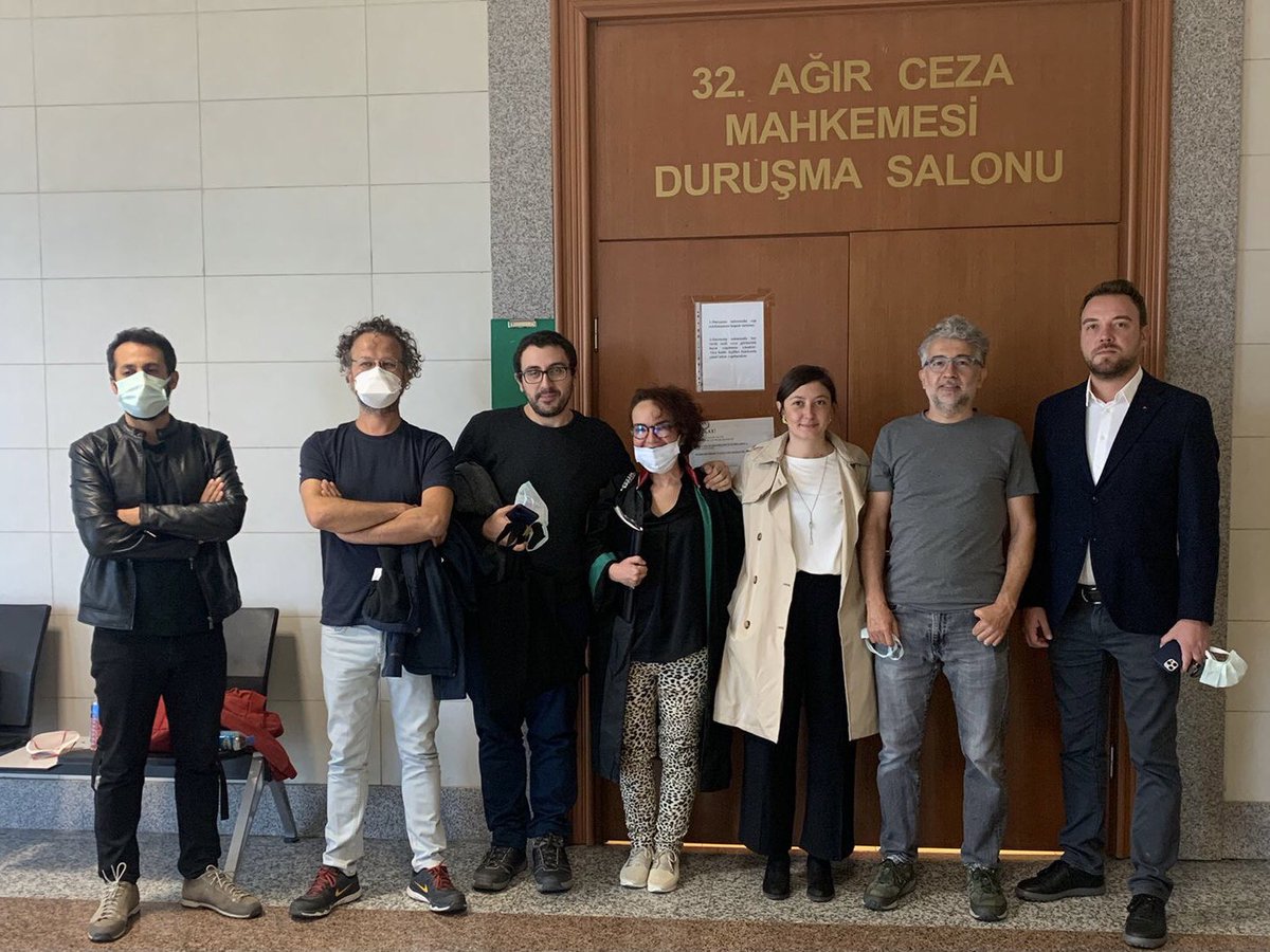 YÖK eylemini izleyen <a href="/bianet_org/">bianet</a> eski muhabiri <a href="/b__yaz/">Beyza Kural 🌈</a>’a 8 yıl önce şiddet &amp; ters kelepçeli gözaltı girişimine dair 3 polisin yargılandığı davada hafif cezalar İstinafça bozuldu.AYM’nin onur kırıcı muamele dediği şiddet, 1 Aralık’ta “çalışmayı engelleme” olarak cezalandırılmıştı.