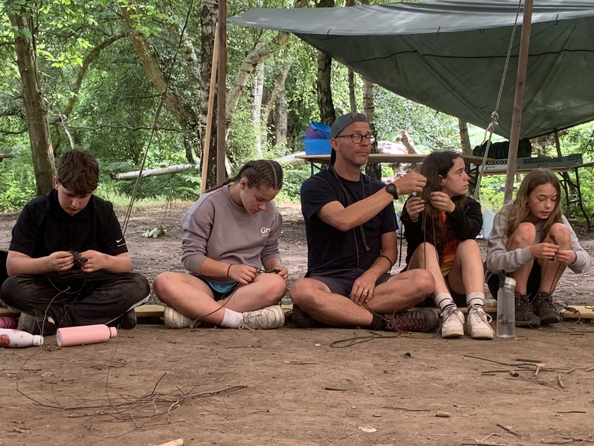 BushcraftYr7_23's tweet photo. Bracelet making 🙌 https://t.co/ryzvvCyBAf