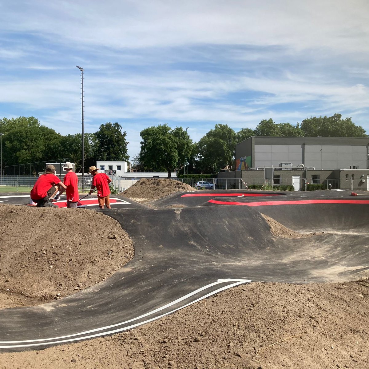 De Skills Garden op Sportpark Noord in <a href="/shertogenbosch/">'s-Hertogenbosch</a> is in aanbouw. 💪 Dit is een multifunctioneel openbaar sport- en beweegveld.
De pumptrack ligt er al! 🚴‍♂️ De komende weken volgen de andere sport- en beweegtoestellen. Medio september verwachten we de Skills Garden te openen!