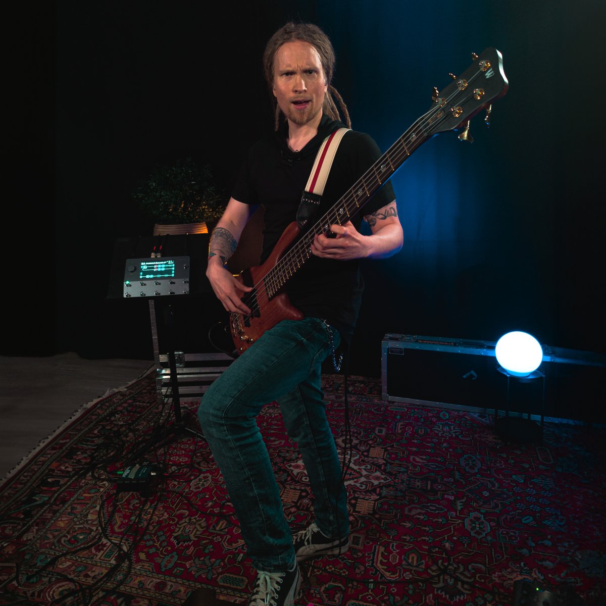 Rockwayn studiolla kuvataan uutta bassokurssia 😮