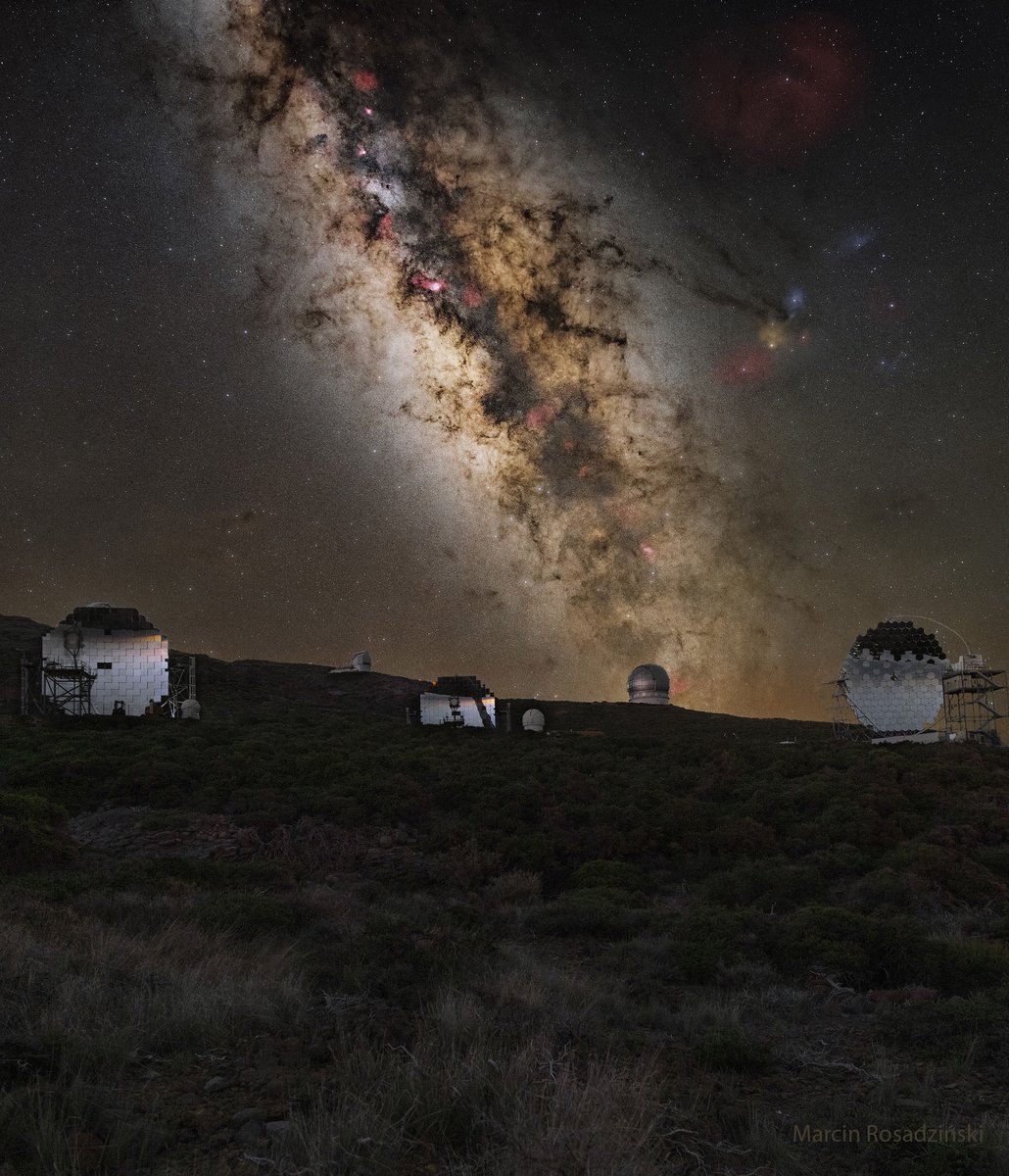 ctao_universe's tweet photo. 📸🌌Today's @apod features #LaPalma! On the right, you will see the prototype of the CTAO's Large-Sized Telescope, the LST-1, along with our neighbors @MAGICtelescopes, @GTCtelescope &amp; @TNGTelescope, under the mesmerizing sky of the Roque de los Muchachos:
https://t.co/Fi0BFvieVB https://t.co/ikwss4Xd2s
