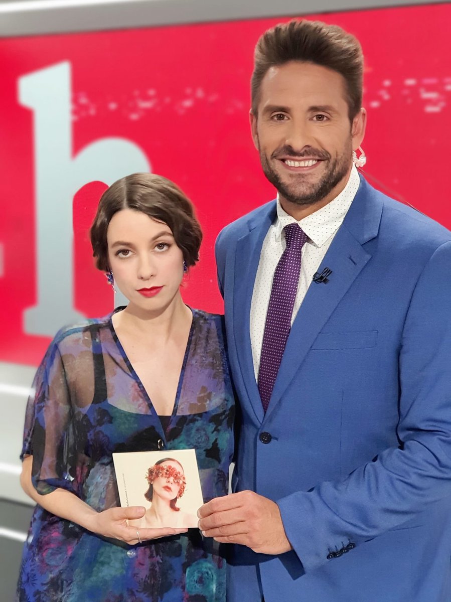 Sofía Comas (@sofiacomasmusic) on Twitter photo Hablando de Nahuatl y afianzando mi apelativo de “rarita” en #canal24horas con <a href="/angelponstv/">Àngel Pons</a> 😜🥰
🎥 <a href="/mdholgado/">Manuel Díaz Holgado</a>
youtu.be/A5_WJAYDEws Hablando de Nahuatl y afianzando mi apelativo de “rarita” en #canal24horas con <a href="/angelponstv/">Àngel Pons</a> 😜🥰
🎥 <a href="/mdholgado/">Manuel Díaz Holgado</a>
youtu.be/A5_WJAYDEws