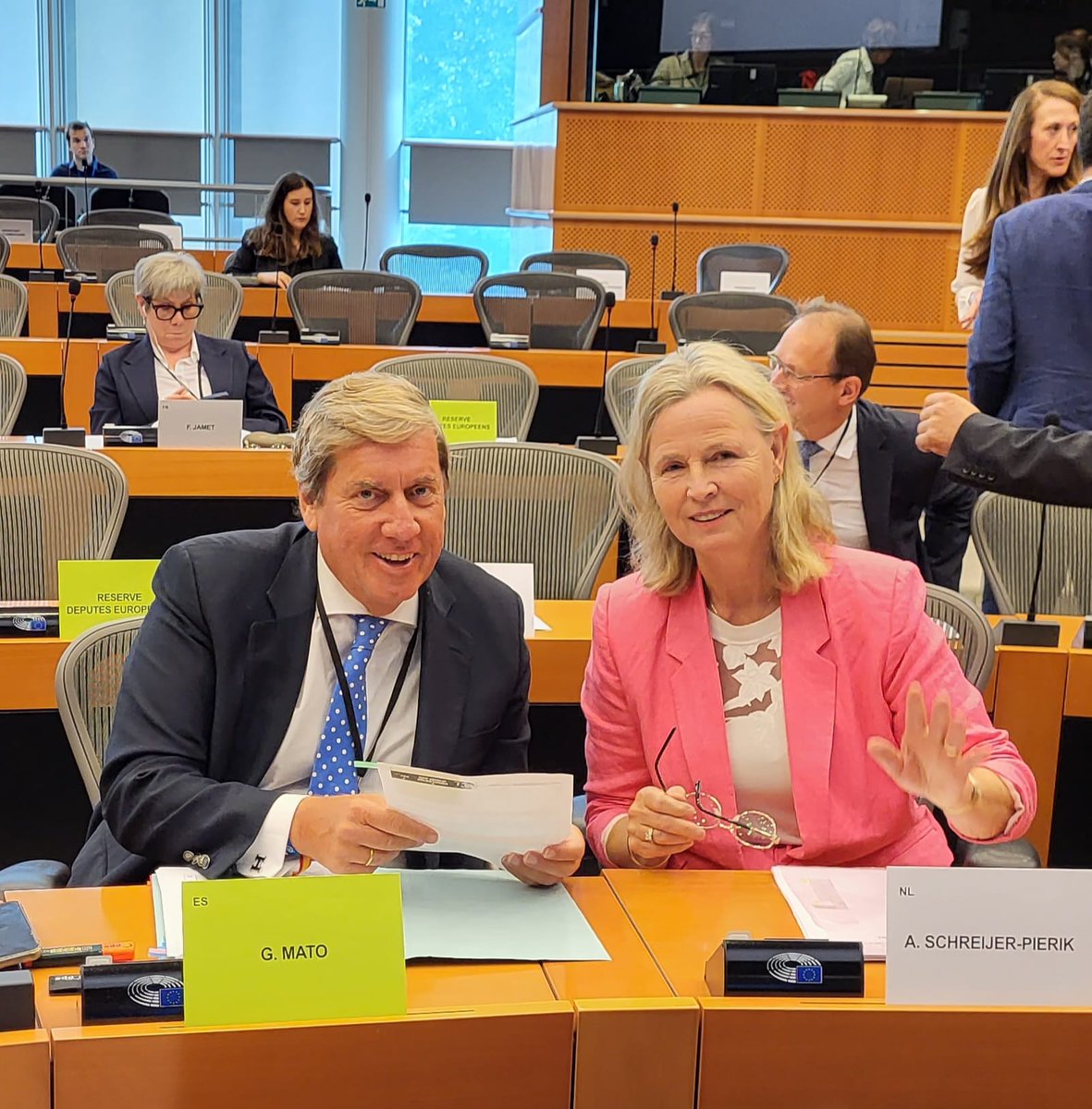 AnnieSchreijer's tweet photo. Na belangrijke @EP_Fisheries vergadering met budget-stemming waarin mijn amendement over 'technologie-openheid' is aangenomen en daarmee de weg naar puls als mogelijke technologie terug openstaat, en presentatie #paling rapport van @hjaruissen, nu tijd voor vakantie met familie! https://t.co/4mFjr5YZEE