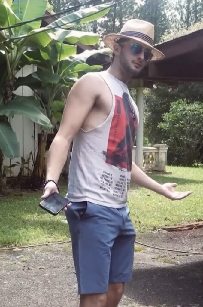 #TapitTuesday
Weather is feeling almost tropical. It brings back Hawaiian memories when we went along for a walk with this guy. 
#AJM #Canadiancreator
#fedora #thebiggieshirt 
#birdsflocktohim
#sailingwithcaptaindoug
#oceanvibes #revisit
#WGALandscaping
#WGA #wgatwd