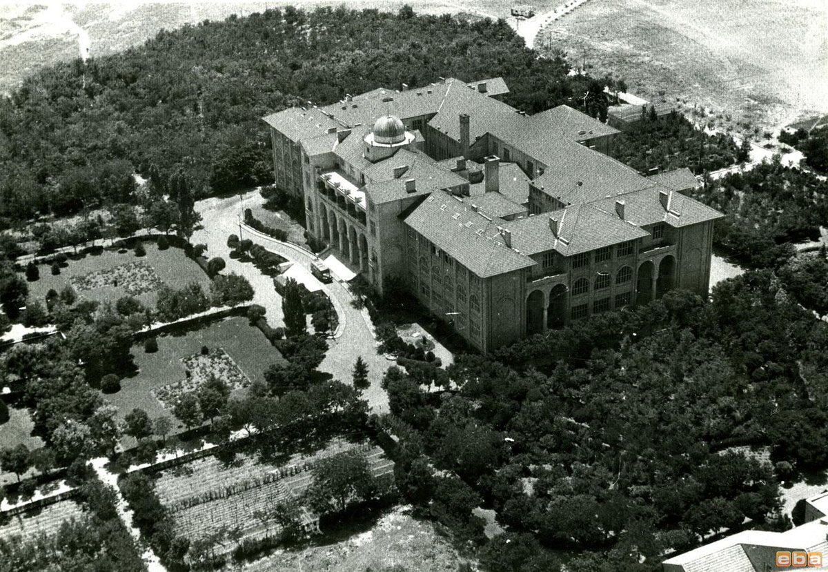 Gazi_Universite's tweet photo. 🔵 Zamanda yolculuk-Rektörlük binamız ve yerleşkemiz-1953 #Tbt
#GaziÜniversitesi https://t.co/WnysAlh3GT