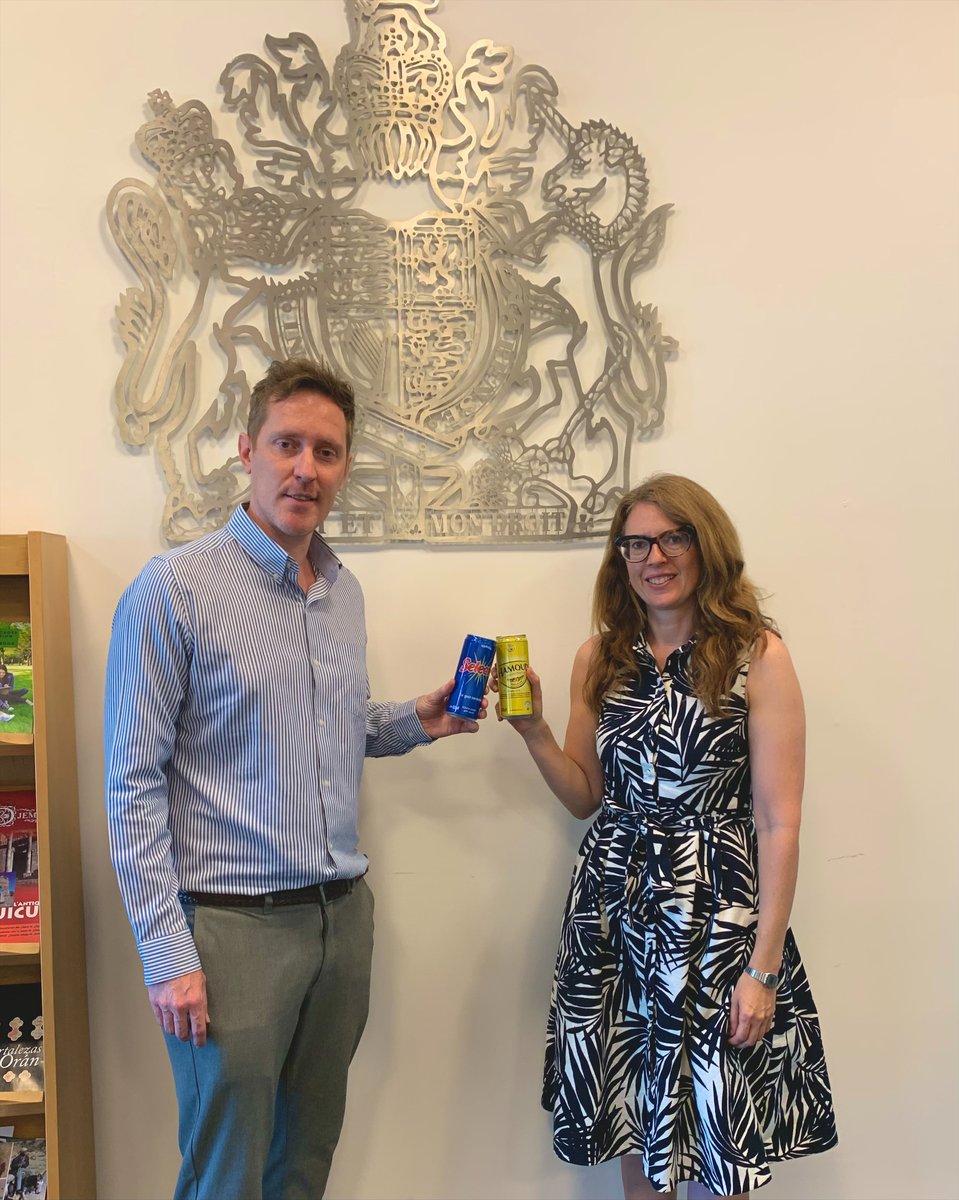 ukinalgeria's tweet image. At @UKinAlgeria we love to drink our favourite 🇩🇿 beverages, but we always opt for the canned versions. 
#PlasticFreeJuly 

في السفارة البريطانية بالجزائر، نحب شرب مشروبات 🇩🇿 المفضلة لدينا، لكننا نختار دائمًا النسخة المعلبة.
#ChooseToRefuse
#SmallStepsBigDifference