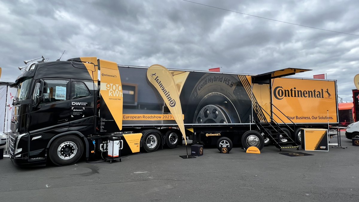designwerkgroup's tweet photo. Seit 36 Jahren steht die Eifel am dritten Juli-Wochenende ganz im Zeichen des Trucker-Lebens 🚛.

In diesem Jahr gab es neben der Strecke elektrisierenden Besuch von @ContiAutomotive mit ihrem Designwerk HIGH CAB Semi 6x2T.
#designwerk #continental #innovation #nuerburgring #adac https://t.co/GsbouKAhKa