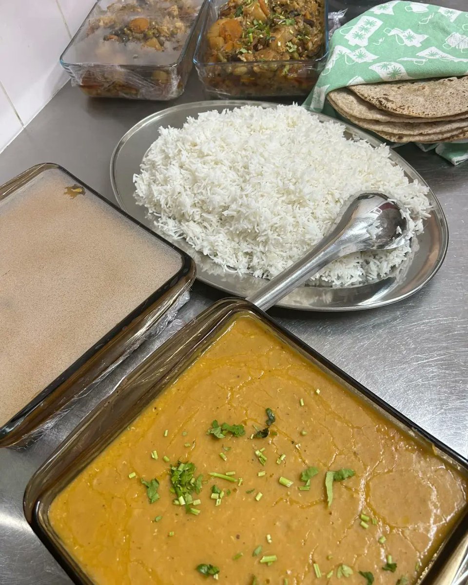 womenzonebfd's tweet photo. Today's lunch is super delicious π We're serving samosa chaat and potato fritters for starters, daal, mixed veg with rice for main.
Come and join us!
#hubertstkitchen https://t.co/8tzbNJCa3P