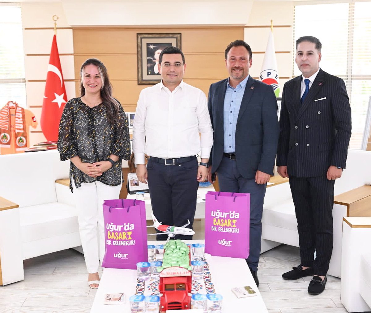 Antalya Uğur Okulları olarak Muratpaşa-Çallı - Konyaaltı Kampüs Müdürlerimiz Kepez Belediye Başkanı Sn.Hakan TÜTÜNCÜ’yü makamında ziyaret ettiler. Kendisine sohbeti ve misafirperverliği için teşekkür ederiz. #UğurluOlmak