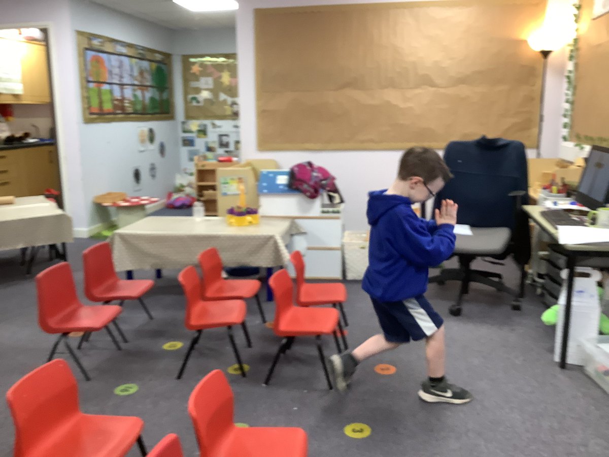 StAgnesRecClass's tweet photo. The children practising their genuflect into church today. #stagnesre https://t.co/Nhl7AISf5i