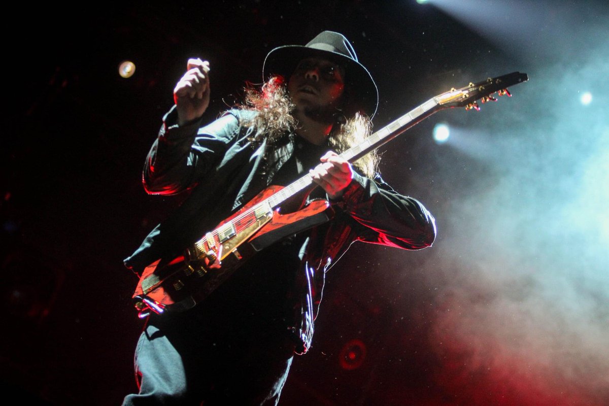ELPAJANAVARRO's tweet photo. ¡Happy birthday @daronmalakian
Hoy pero de 1975, nace Daron Malakian (Hollywood, California, EU), guitarrista de System Of A Down y líder de la banda Scars on Broadway.
System of a Down 🇺🇸 06/10/18 | #forcefestmx. https://t.co/T6L9j4rEbb