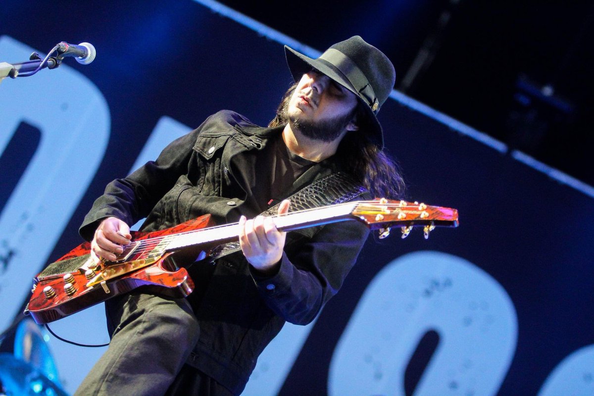 ELPAJANAVARRO's tweet photo. ¡Happy birthday @daronmalakian
Hoy pero de 1975, nace Daron Malakian (Hollywood, California, EU), guitarrista de System Of A Down y líder de la banda Scars on Broadway.
System of a Down 🇺🇸 06/10/18 | #forcefestmx. https://t.co/T6L9j4rEbb
