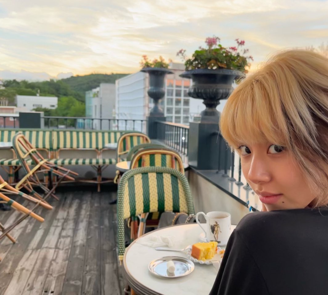 chaeyoung went out with her mom <3