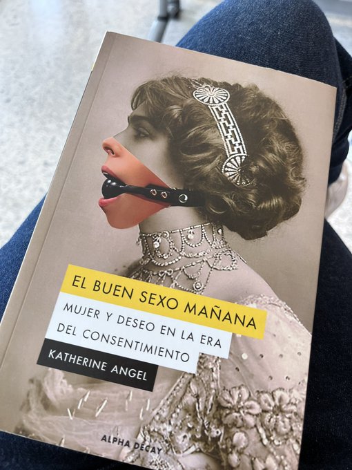 Aprovechemos los aeropuertos para adelantar lecturas. Este lo compr&eacute; en el pabell&oacute;n de librer&iacute;as independientes