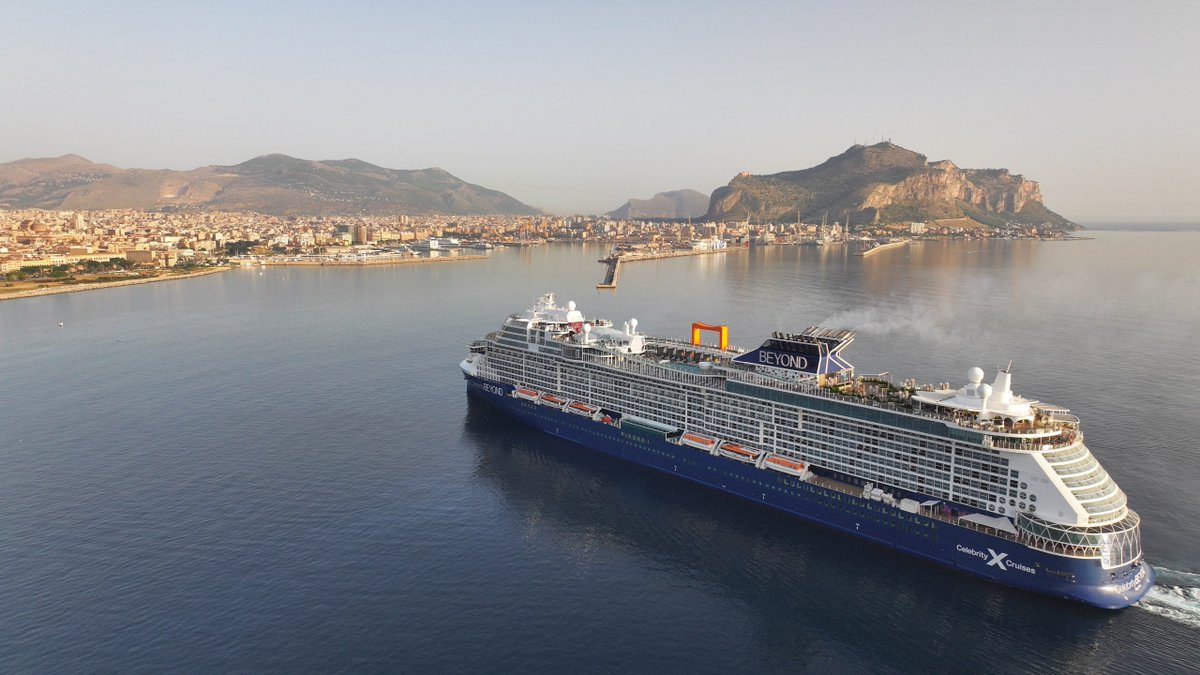 Oggi siamo stati a bordo della Celebrity Beyond, da stamattina nel porto di Palermo, durante la cerimonia del  "maiden call", il rituale scambio di targhe che accompagna il primo attracco di ogni nave. Cruise Beyond è dotata di un caratteristico "tappeto volante", vera attrazione