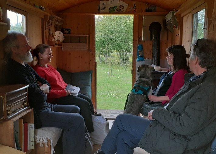 TheWelcomeHut's tweet photo. So much going on in the tiny hut! Visitors: students and staff from @QMUniversity degrees such as Public Sociology, Art Therapy, Mad Studies, Nursing, Teacher Education..., a drama group rehearsing for Edinburgh Fringe, Estates,&amp;many from Musselburgh enjoying the pop-up surprise https://t.co/dEoHtK5lda