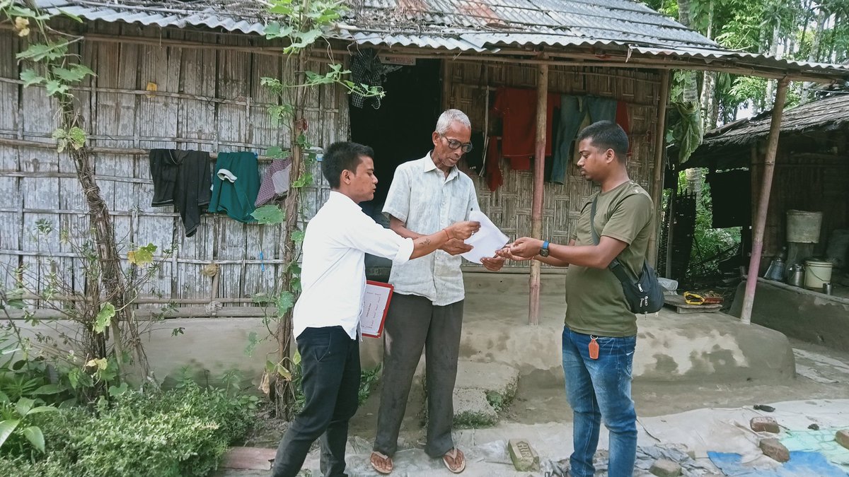 cdfDhubri's tweet photo. ১ম দিন :- আজি আমৰা ধুবুৰী জিলা চিলাৰায় উন্নয়ন মঞ্চ ই ধুবুৰী জিলাৰ আগমনীত খণ্ড উন্নয়ন ৰ অন্তৰ্গত গাঁৱত থাকা দৰিদ্ৰ সীমাৰেখাৰ যেগুলা মানসি অৰুণোদয় , ঘৰ , ৰেচন কাৰ্ড পায় নাই উমাৰ গুলাৰ বাৰীত যায়া এখান ফৰ্মোত পৰিয়ালেৰ সবিশেষ (২) https://t.co/j5LTNIQRu0