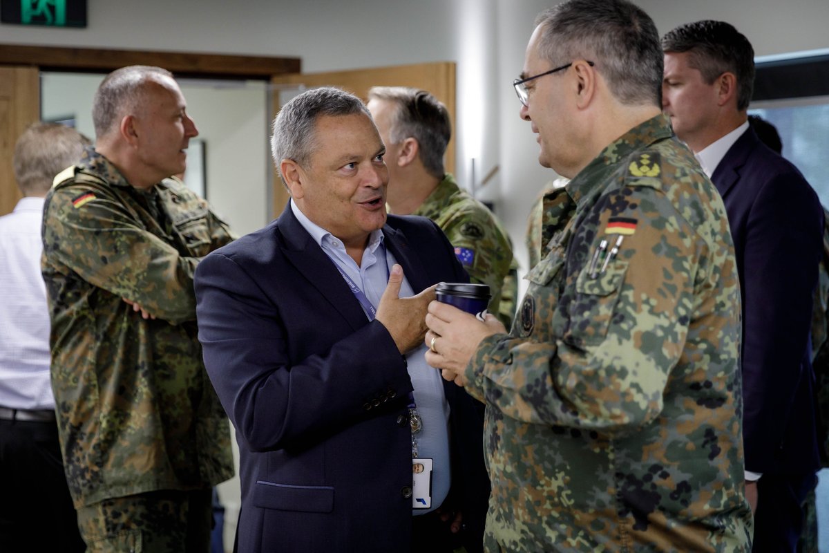Deutsches_Heer's tweet photo. Vor der Übung #TalismanSabre2023 haben @Inspekteur_Heer und Vizeadmiral Stawitzki die zukünftige Produktionsstätte des Schweren Waffenträger Infanterie besucht. Mehr als 100 Stück auf Grundlage des #Heer #GTKBoxer sollen im Rheinmetall-Fabrik in Australien gebaut werden. https://t.co/7I0k6XbRmj