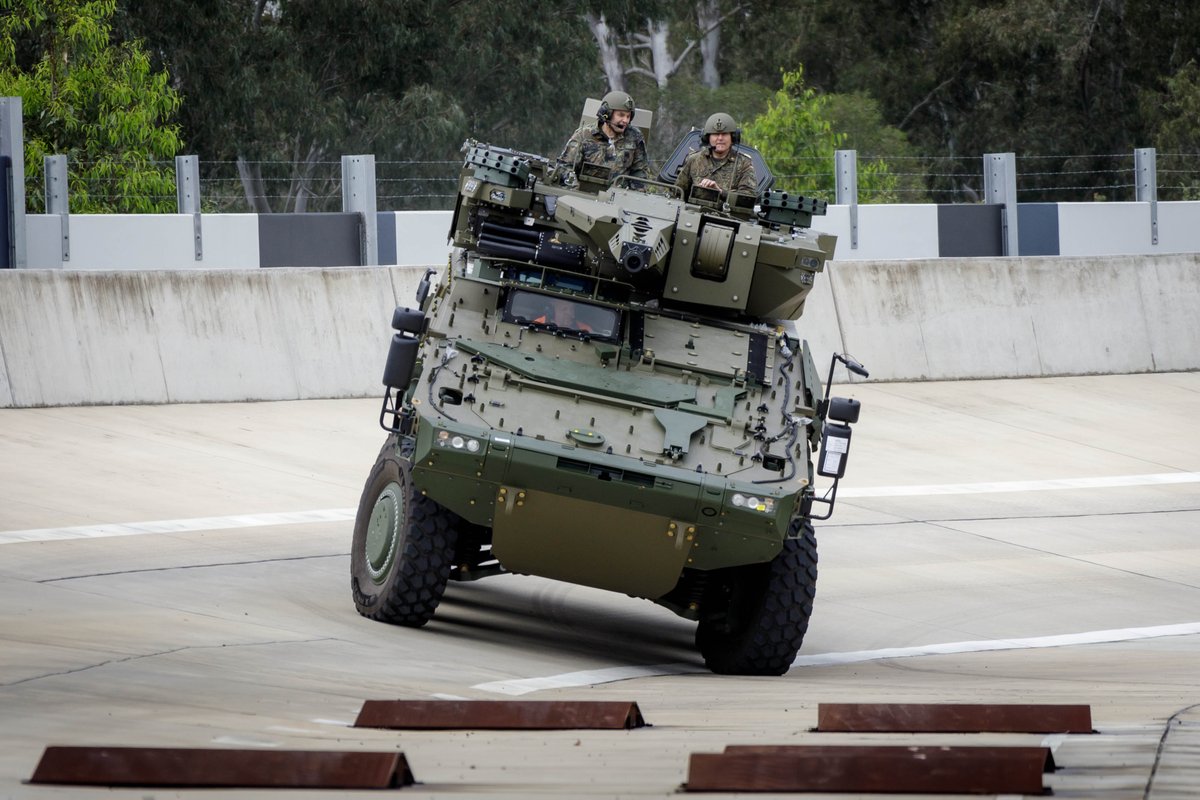 Deutsches_Heer's tweet photo. Vor der Übung #TalismanSabre2023 haben @Inspekteur_Heer und Vizeadmiral Stawitzki die zukünftige Produktionsstätte des Schweren Waffenträger Infanterie besucht. Mehr als 100 Stück auf Grundlage des #Heer #GTKBoxer sollen im Rheinmetall-Fabrik in Australien gebaut werden. https://t.co/7I0k6XbRmj