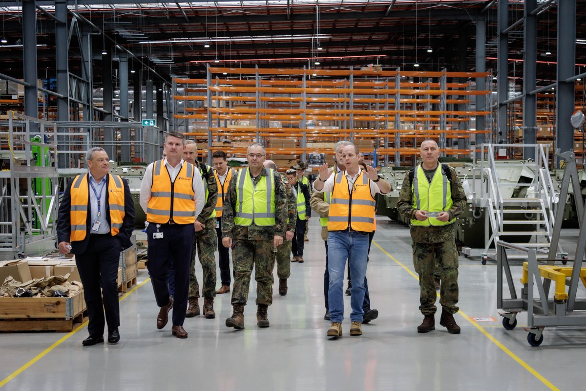 Deutsches_Heer's tweet photo. Vor der Übung #TalismanSabre2023 haben @Inspekteur_Heer und Vizeadmiral Stawitzki die zukünftige Produktionsstätte des Schweren Waffenträger Infanterie besucht. Mehr als 100 Stück auf Grundlage des #Heer #GTKBoxer sollen im Rheinmetall-Fabrik in Australien gebaut werden. https://t.co/7I0k6XbRmj