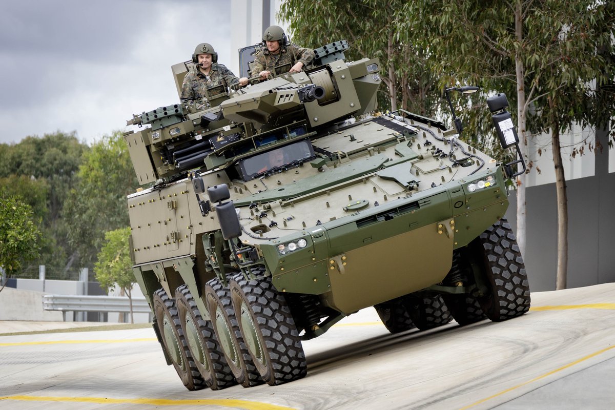 Deutsches_Heer's tweet photo. Vor der Übung #TalismanSabre2023 haben @Inspekteur_Heer und Vizeadmiral Stawitzki die zukünftige Produktionsstätte des Schweren Waffenträger Infanterie besucht. Mehr als 100 Stück auf Grundlage des #Heer #GTKBoxer sollen im Rheinmetall-Fabrik in Australien gebaut werden. https://t.co/7I0k6XbRmj