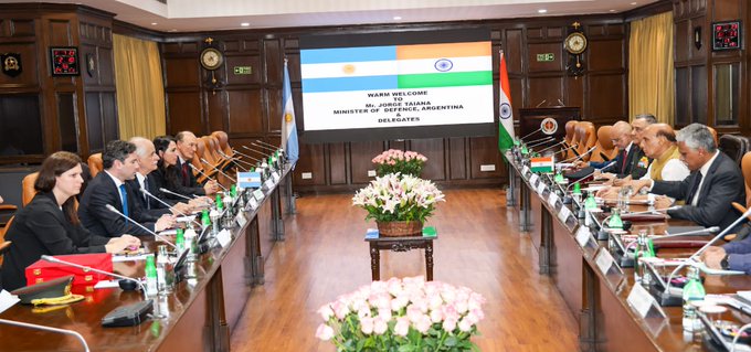 india_narrative's tweet photo. #NewDelhi | Defence Minister @rajnathsingh held talks his Argentine counterpart @JorgeTaiana on 18th July
Both ministers discussed the ongoing defence cooperation initiatives, including measures to enhance defence industrial partnership
#INDefence https://t.co/954rFmrbM7