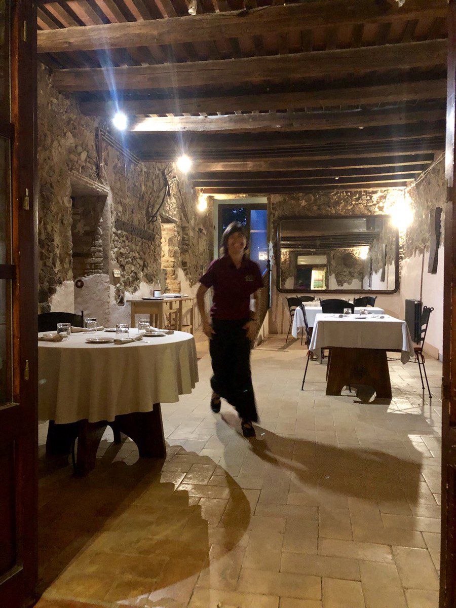Restcalamaria's tweet image. La sala de #calamaria a càrrec de la Maria! Amb un somriure sempre a punt!
#cuineradolça #calamaria #restaurant #estiu #onsopar #capdesetmana #vacances #Km0slowfood #proximitat #ecològic