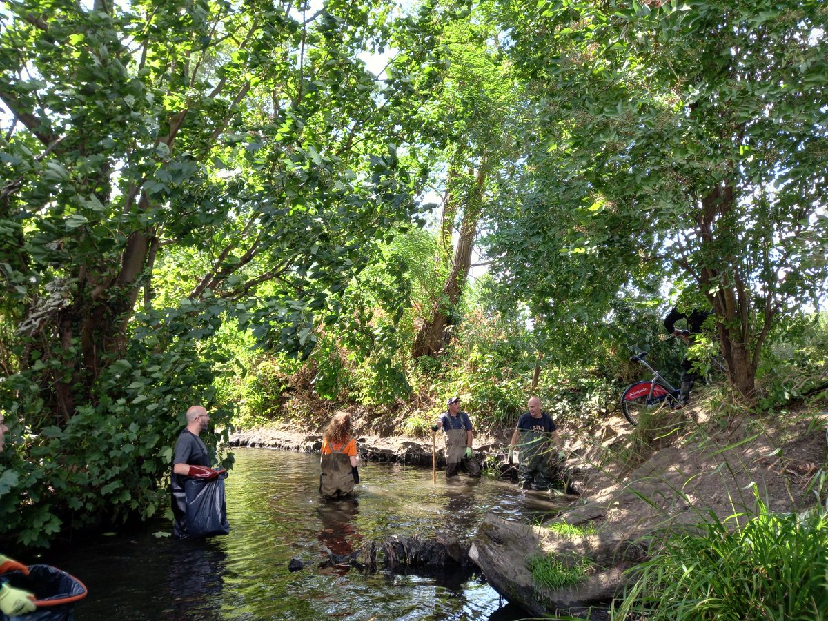 Thames21's tweet photo. Thank you to all the volunteers that rocked up to Beckenham Place Park on Sunday. You helped to remove litter from the River Ravensbourne. It looks much cleaner now. Like what you see? Get involved in our community-based river events. More details: https://t.co/ztKFc6fOEA https://t.co/hfJWARiH41