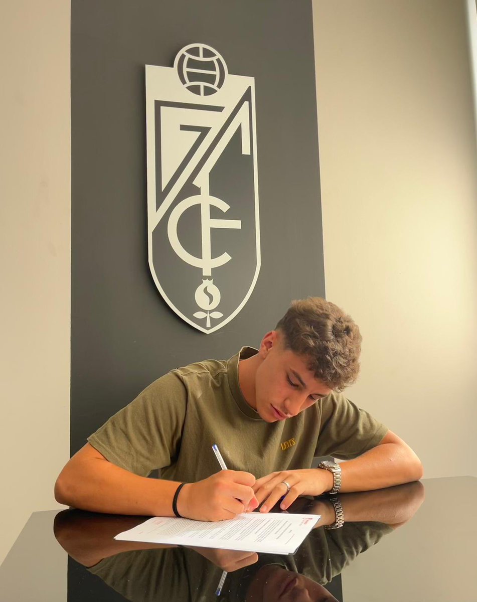hugomartineez_'s tweet photo. Feliz de estar aqui!! @GranadaCF // @CanteraNazari ❤️🤍 https://t.co/Dy0bBXFIPv