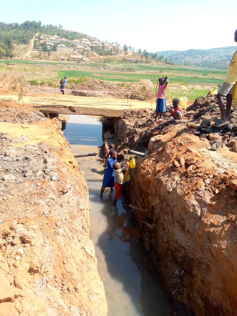 DidaceNiyifasha's tweet photo. @wasac_rwanda  mwadufasha gusana iyi tiyo yamazi yaciwe nimashini ziri gukora umuhanda  @Kamonyi  mugishanga cya Bishenyi .ligne yose  bishenyi -kigese /Rugalika tumaze iminsi twarabuze amazi  @GiseleUmuhumuza @RwandaMoD @SylvereDr https://t.co/JSDqrffrFD