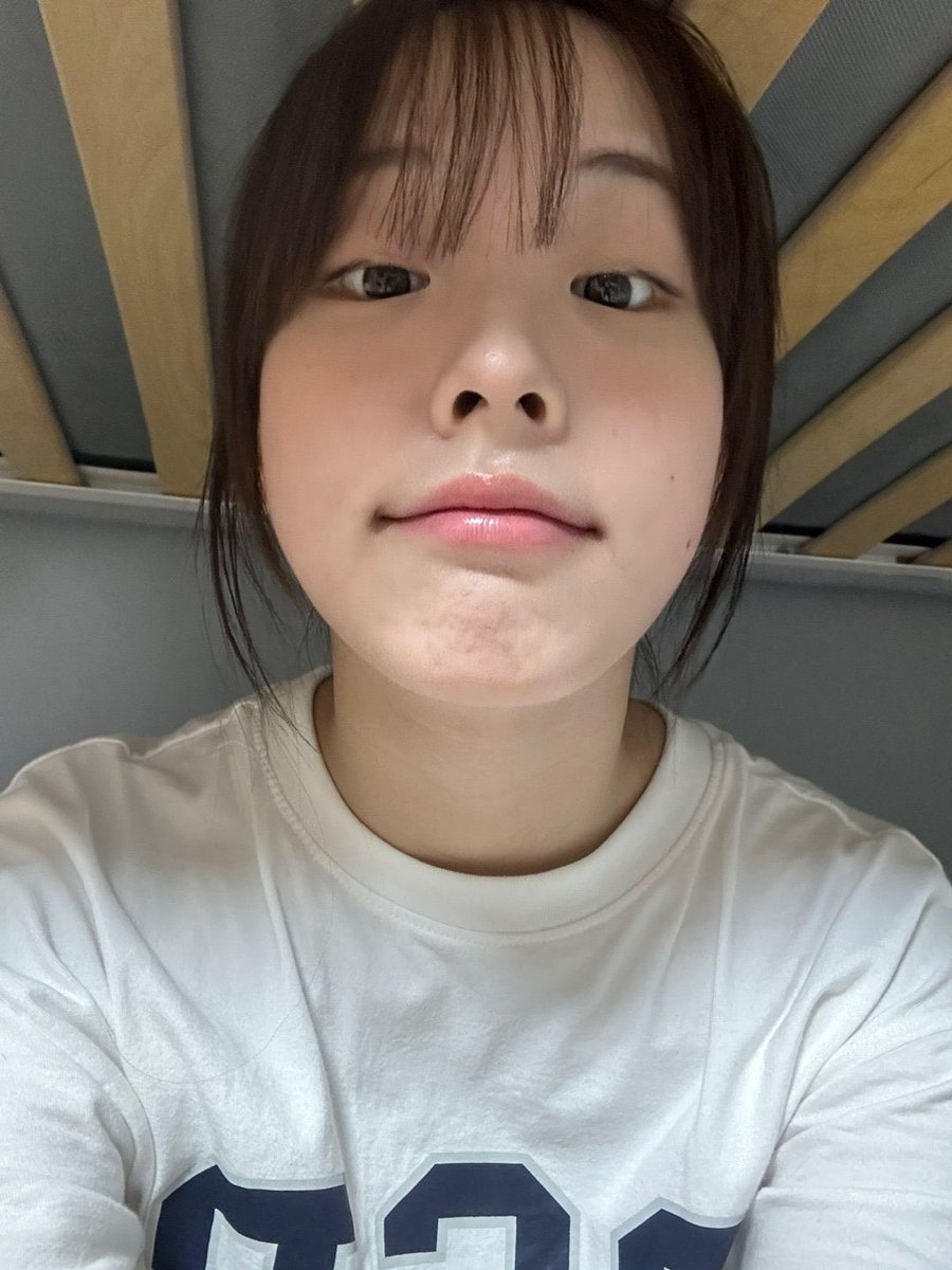 SunU0320's tweet photo. Actually, I've always thought Seonyou's moles were cute since then 😂 https://t.co/wdHCiq64kO