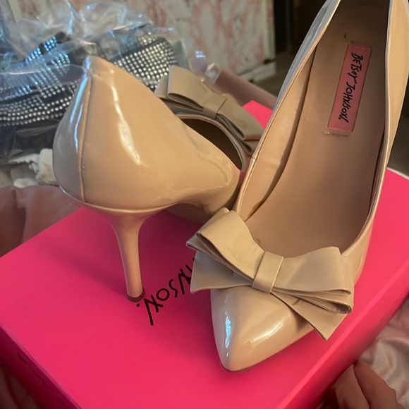 So good I had to share! Check out all the items I'm loving on <a href="/Poshmarkapp/">Poshmark</a> #poshmark #fashion #style #shopmycloset #puma #balenciaga #betseyjohnson: posh.mk/iyYcODvbxBb