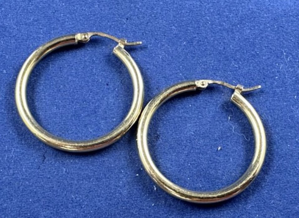 RidgefieldShop's tweet photo. Beautiful Gold &amp; Silver Jewelry!  Check out Wednesday's Auction.  It starts to close at 8:00 PM.  All proceeds go back to the community!  https://t.co/gcQE7gWw71 https://t.co/vAd3f80mAX