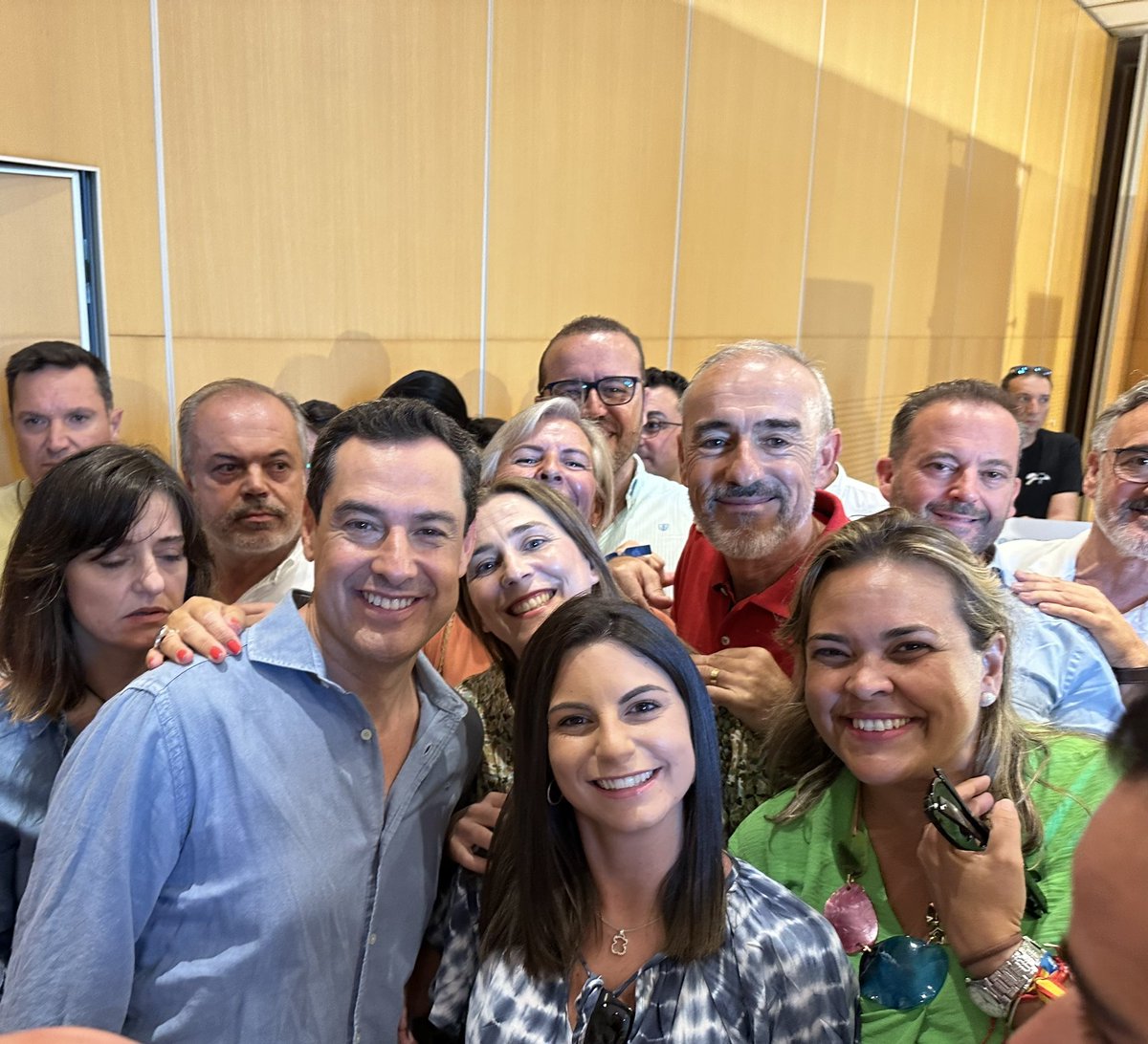 ppmontillaes's tweet photo. 🌡️ Ni los 45 grados nos paran para trabajar en lo que verdaderamente necesita España, un líder como @NunezFeijoo que resuelva y piense en los ciudadanos.

🗳️ ¡¡Votemos masivamente al @ppopular para que Sanchez haga sus maletas y desaloje la Moncloa!!

#VotaPP
#EsElMomento https://t.co/uKMCM09DVm