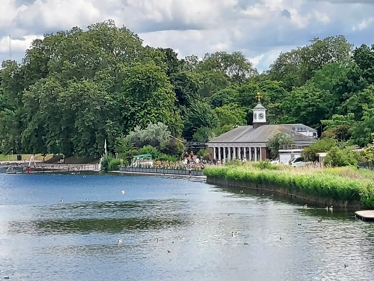 SouthKensington's tweet photo. It's hard to believe these beautiful parks and gardens are just a short stroll from the South Kensington museums! Hyde Park &amp; Kensington Gardens are a wonderful #lunchtime escape from the bustle of London life! 🌳 https://t.co/R46whjrJxl