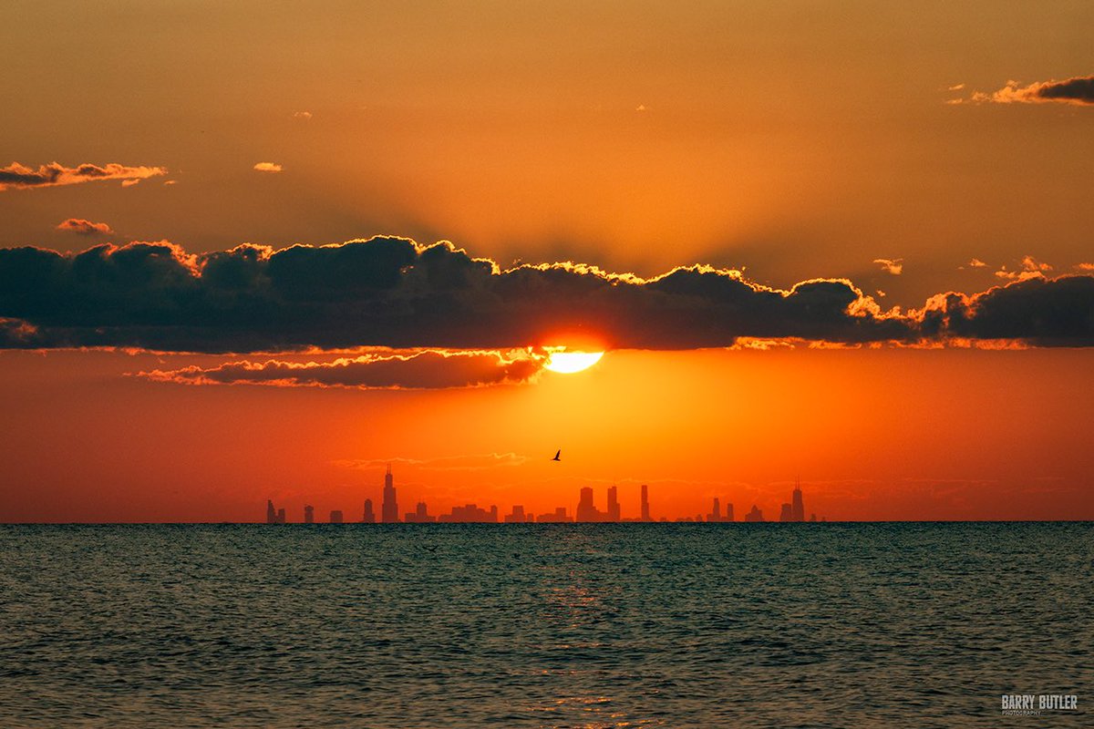 barrybutler9's tweet photo. Sunset Fly-By.   Day’s End on Monday over the Chicago and Lake Michigan. https://t.co/IhNLfNQ6ZN