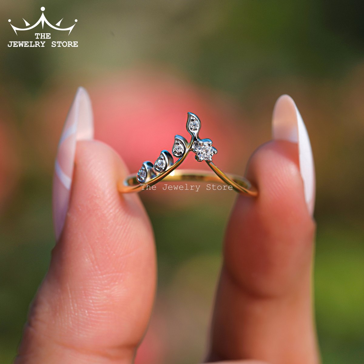 jewelrystore49's tweet image. Round Diamond Chevron Leaf Ring, Nature Inspired CZ Ring, Tree Branch Ring, Vintage Round Cut Engagement Ring, V Shaped Stackable Band, Gift.

For more detail visit our store:
etsy.com/in-en/shop/the…

#roundcutdiamond
#czring
#goldfinishedring
#uniqring
#GIFT