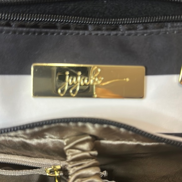 GrittyThrifter's tweet photo. So good I had to share! Check out all the items I'm loving on @Poshmarkapp #poshmark #fashion #style #shopmycloset #jujube #chaus: https://t.co/nsDpOovW9l https://t.co/dxC99BVUaK