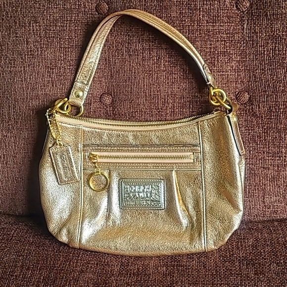 dslg's tweet photo. So good I had to share! Check out all the items I'm loving on @Poshmarkapp #poshmark #fashion #style #shopmycloset #versace #coach: https://t.co/IAbw7sCER1 https://t.co/VGzHiNhflf
