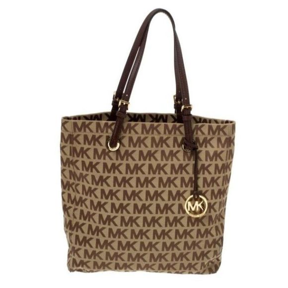 BohneJennifer's tweet photo. So good I had to share! Check out all the items I'm loving on @Poshmarkapp #poshmark #fashion #style #shopmycloset #michaelkors: https://t.co/GDM5JUXivO https://t.co/Icbc3aEypS