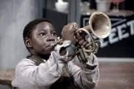 Una familia judía de apellido Karnofsky, que emigró de Lituania a Estados Unidos, sintió compasión por un niño de color de 7 años y lo trajo a su casa en New Orleans. 

Allí se quedó y pasó la noche en esta casa de aquella familia judía, donde por primera vez en su vida fue