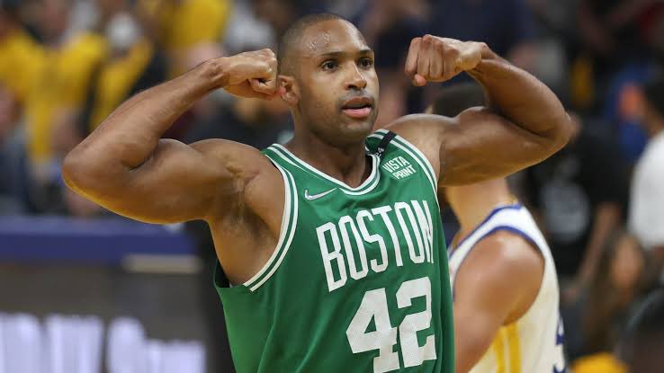 KevonLooneyMuse's tweet photo. Who’s the better player?

Like= Al Horford    RT=Kevon Looney https://t.co/Jump3Funh1