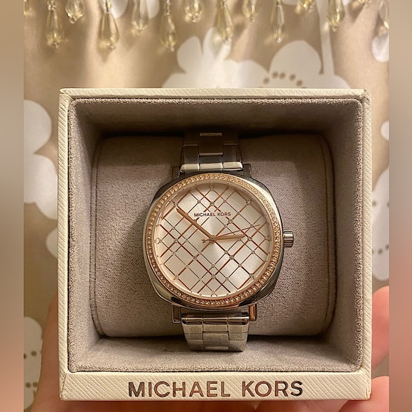 BohneJennifer's tweet photo. So good I had to share! Check out all the items I'm loving on @Poshmarkapp #poshmark #fashion #style #shopmycloset #michaelkors: https://t.co/GDM5JUXivO https://t.co/Icbc3aEypS