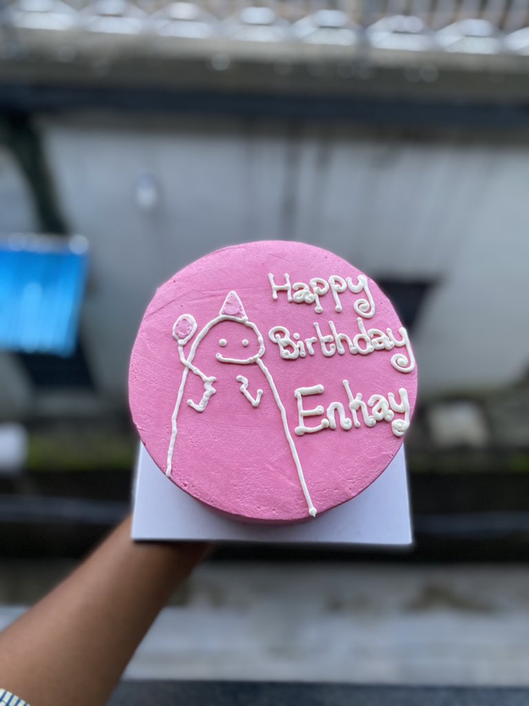 Mheerah_'s tweet photo. Hi dears, please retweet when you come across this. 

I bake yummy cakes, banana bread and doughnuts at affordable prices. 

Send a dm to place your order or click the link on @mimi_bakeshop bio.❤️ https://t.co/yhW1RLII5K