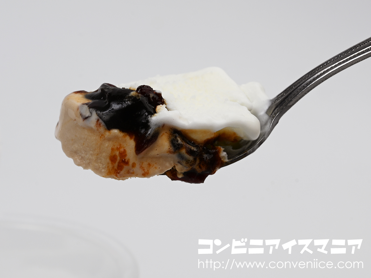 icemania's tweet photo. 【本日発売】ファミマの たべぼく 新作！赤城「たべる牧場コーヒーみるく」☕ コーヒーゼリー入りでバリうまです。上層は北海道産牛乳と生クリームを使用したミルクアイス、中間層には、ほろ苦ぷるぷるコーヒーゼリー、下層は香り高くコクのあるミルクコーヒーアイス！3層構造の贅沢なおいしさ！ファミリーマート限定・数量限定です✨