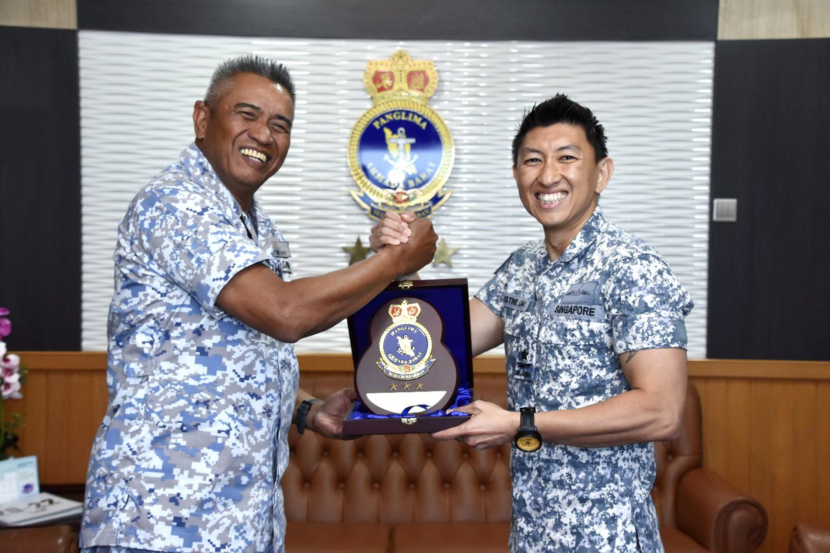 A warm welcome

Western Fleet Commander received a courtesy visit from Rear Admiral Augustine Lim Kian Hua, Commander Maritime Security Command/Maritime Security Task Force of Republic Singapore Navy

#DefenceDiplomacy
#NavyPartnerships
#AseanNavies